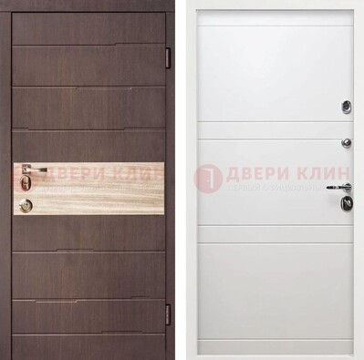 Коричневая стальная дверь с филенчатой МДФ в Белом цвете ДМ-306 в Костроме