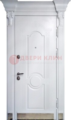 Белая металлическая дверь с массивом дуба для дома ДМД-59