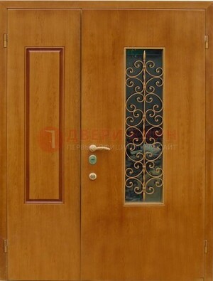 Парадная дверь со вставками из стекла и ковки ДПР-20 в холл в Можайске