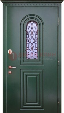 Темно-зеленая входная дверь со стеклом и ковкой ДСК-129 в Сергиевом Посаде