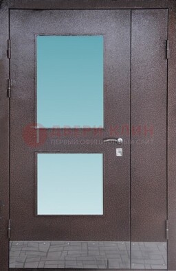 Коричневая тамбурная дверь со стеклянными вставками ДТМ-21 в Лыткарино